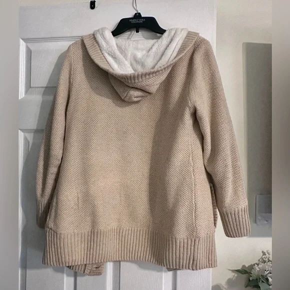 Women’s Hooded Sherpa Sweater - Picture 2 of 3